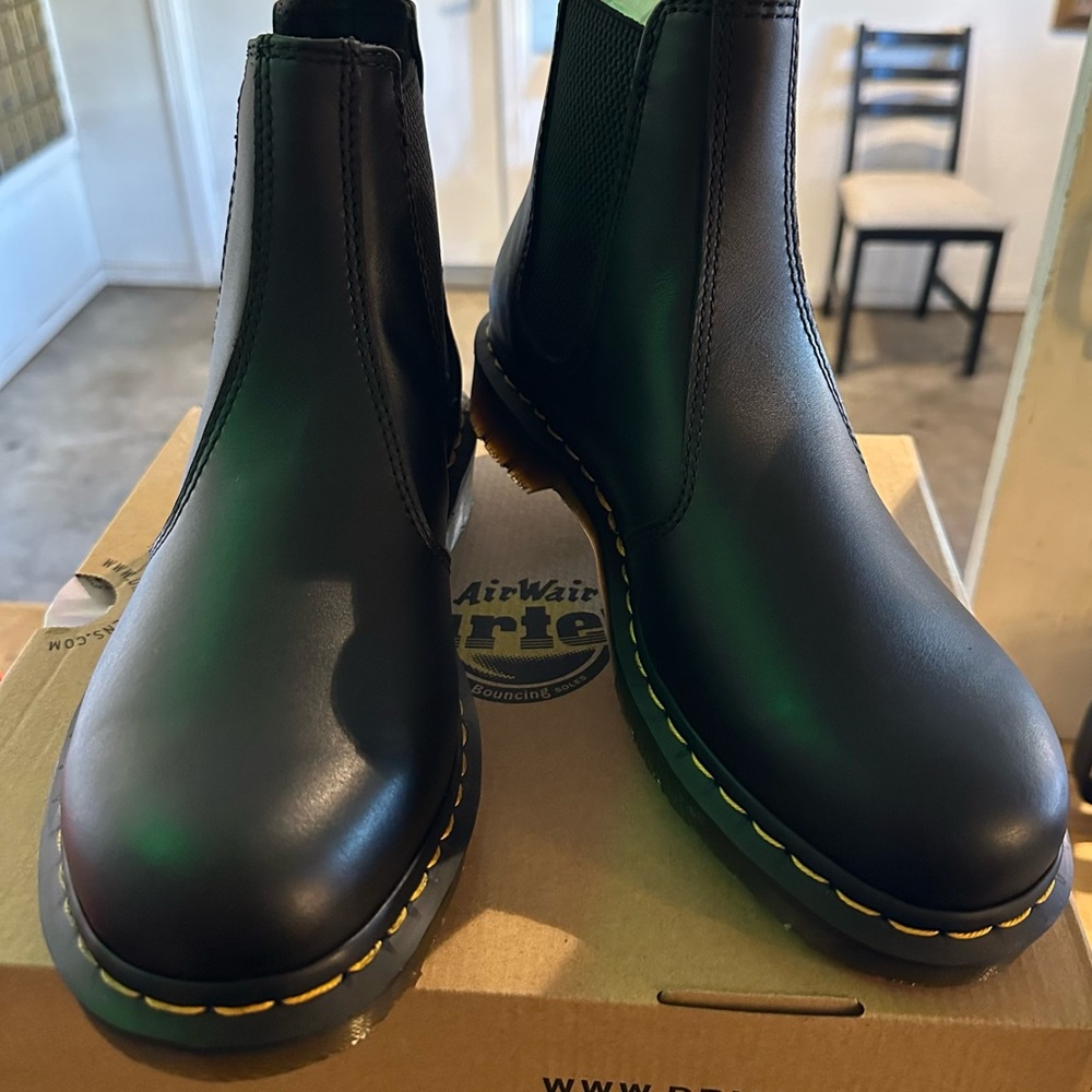 Dr. Martens Unisex Chelsea Boot, Black Nappa, 8 Men's/9 Women's